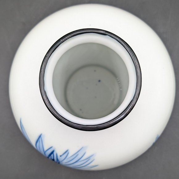 Vintage Japanese Blue & White Hand Painted Floral Tobe Vase, Black Rim - Picture 6 of 12